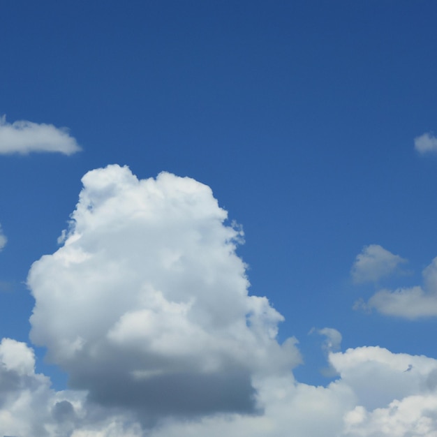 Un nuage qui est dans le ciel