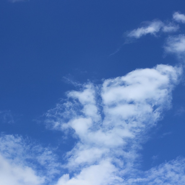 Un nuage qui est dans le ciel