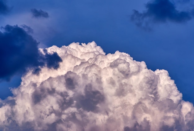 Un nuage qui a le mot nuage dessus