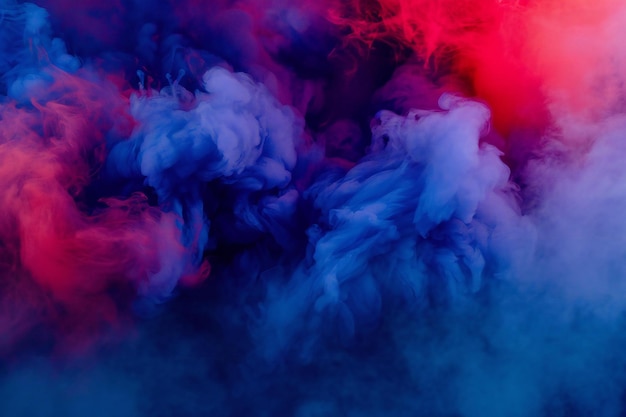 Nuage rouge et bleu de fumée de vape sur un fond noir isolé