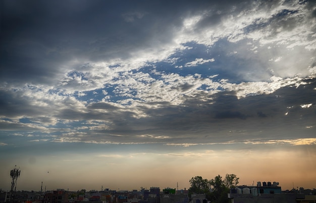 Nuage sombre dans le ciel dans le village