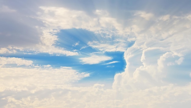 un nuage à travers lequel brille le soleil