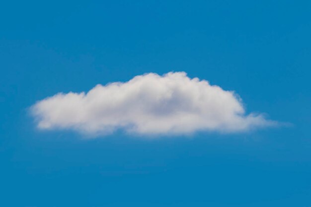 Photo nuage wtite dans le ciel bleu isolé