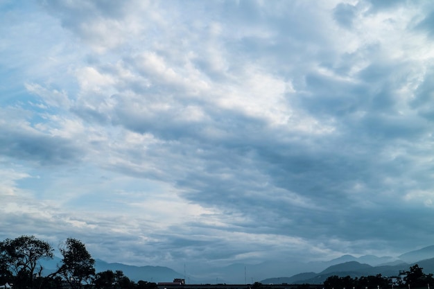 Nuages abstraits dramatiques et ciel bleu