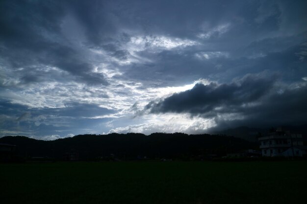 Nuages abstraits dramatiques et ciel bleu