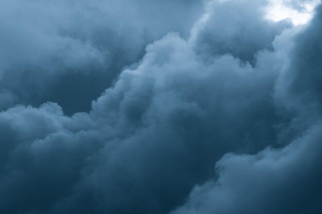 Nuages abstraits dramatiques et ciel bleu