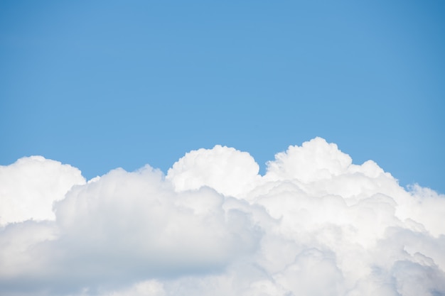 Nuages d'air sur le ciel bleu. place pour le texte.