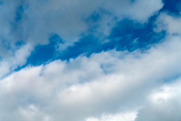 Nuages d'air en mouvement contre le ciel bleu