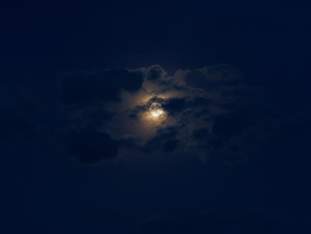 Nuages au clair de lune de la pleine lune.