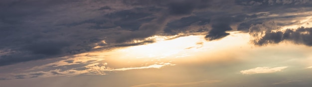 Nuages au coucher du soleil Bleu et orange Un magnifique fond naturel