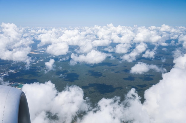 Nuages au-dessus de l'eau et du ciel