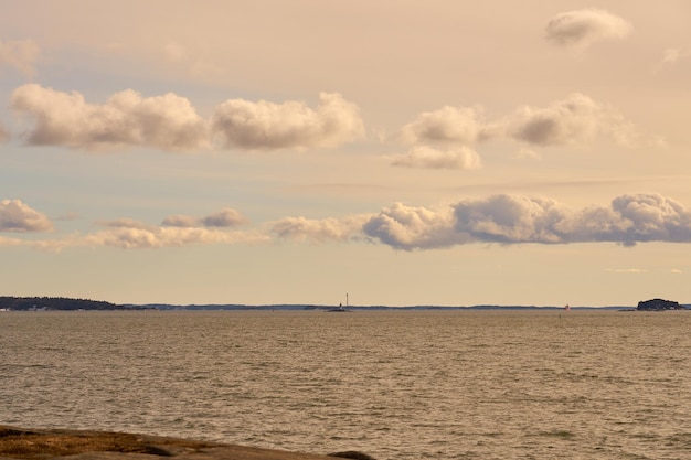 Nuages au-dessus de l'horizon sur la côte de la mer Baltique