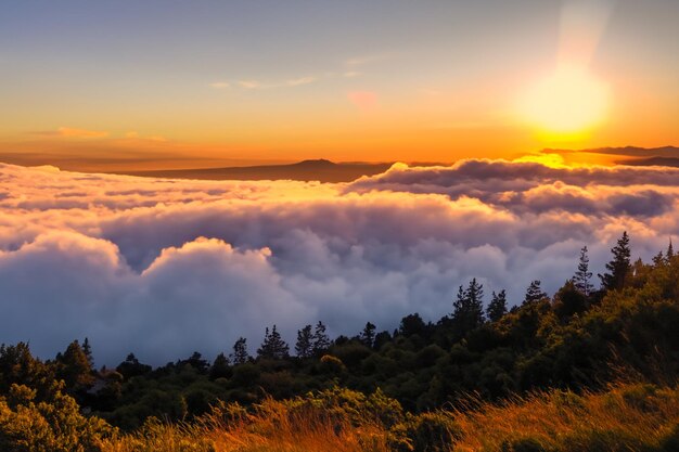 les nuages au dessus des montagnes sont magnifiques avec un lever de soleil et une ambiance très harmonieuse