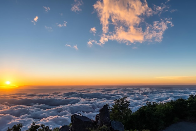 les nuages au dessus des montagnes sont magnifiques avec un lever de soleil et une ambiance très harmonieuse