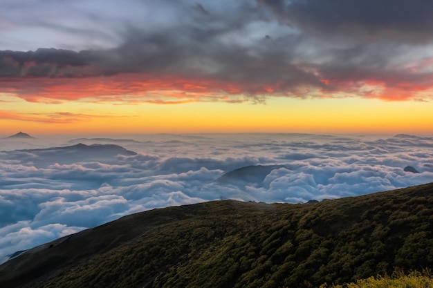 les nuages au dessus des montagnes sont magnifiques avec un lever de soleil et une ambiance très harmonieuse