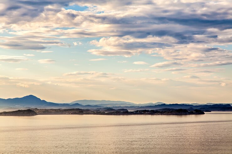 Photo nuages au-dessus de la silhouette de la mer et de la montagne, norvège