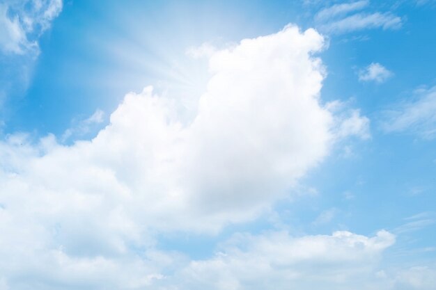 Nuages de beau ciel bleu