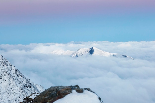 Nuages et beau ciel dans les montagnes Moment parfait dans les hautes terres alpines Alpes françaises ChamonixMontBlanc France