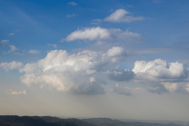 Nuages de beauté sous ciel bleu