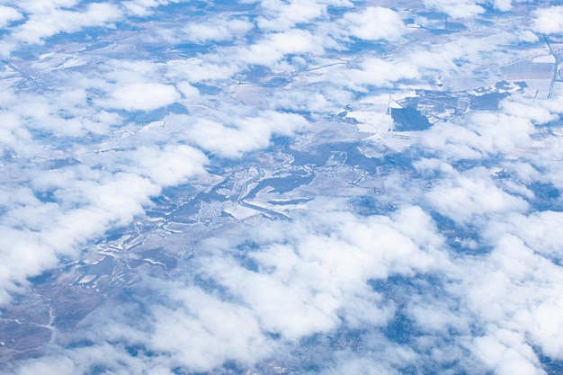 Nuages blancs et aériens d'en haut Fond de nuage