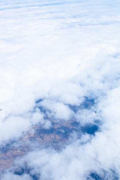 Nuages blancs et aériens d'en haut Fond de nuage