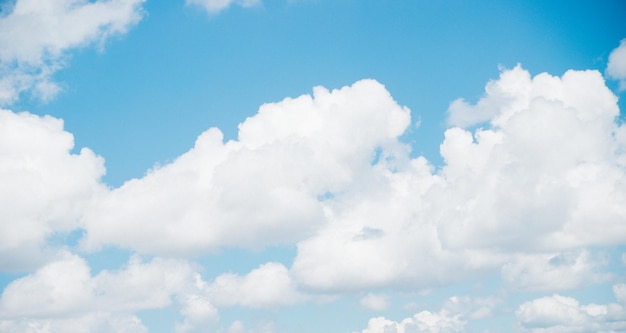 Nuages blancs d'air contre un ciel bleu Une journée claire et un beau temps Le soleil brille de mille feux Jour de printemps ou d'été