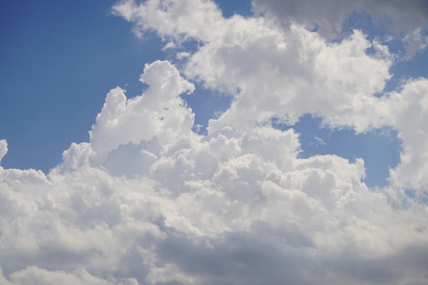 Nuages blancs annonçant une pluie possible