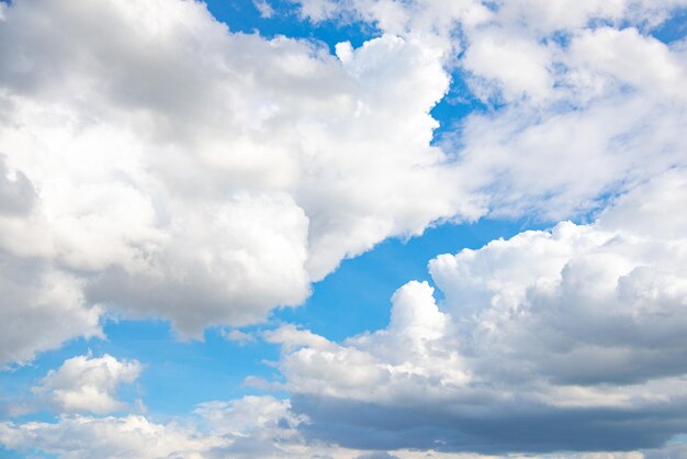 Photo des nuages blancs en arrière-plan des nuages moelleux dans le ciel bleu