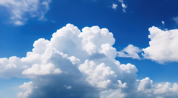 Des nuages blancs et bouclés dans le ciel bleu