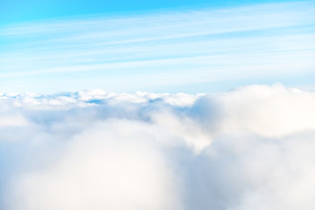 Nuages blancs sur le ciel bleu comme fond de cloudscape