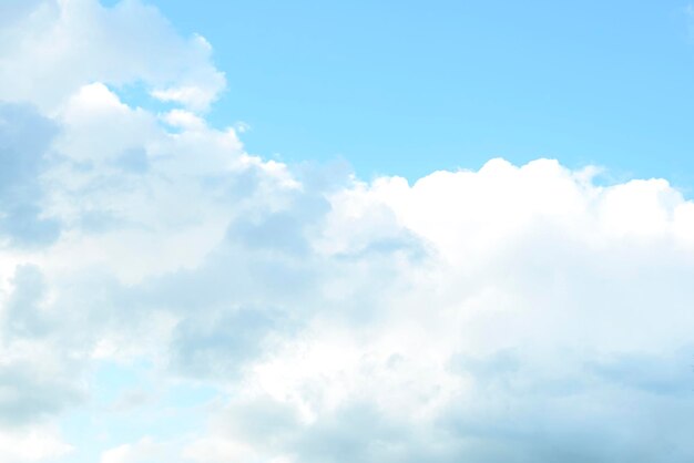 Nuages blancs sur un ciel bleu Cumulus Beau ciel journée ensoleillée Nuages avant la pluie