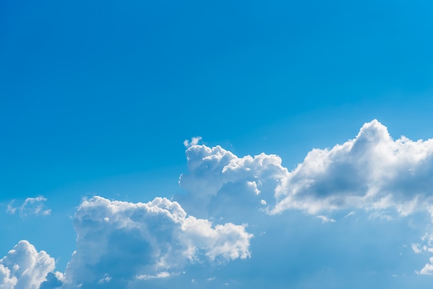 nuages blancs sur ciel bleu fond de belle nature