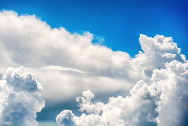 Nuages blancs et ciel bleu. Fond naturel