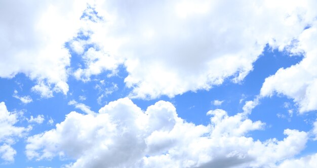 Nuages blancs de ciel bleu. Nuages blancs duveteux gonflés.