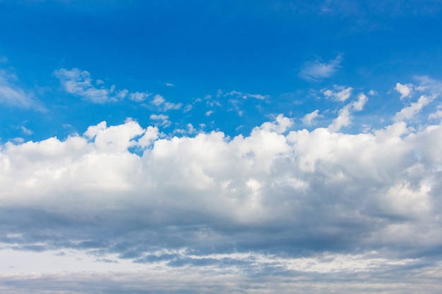 Nuages blancs sur ciel bleu par temps ensoleillé