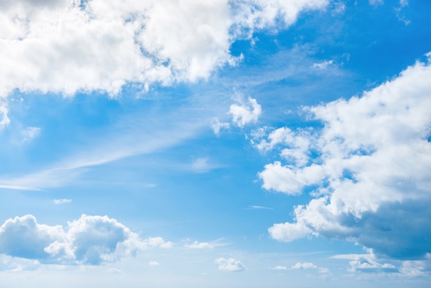 Nuages blancs et ciel bleu pour le fond de nature