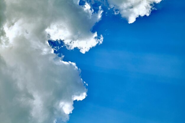 Nuages blancs sur un ciel bleu avec des rayons de lumière traversant l'arrière-plan pour la conception de la mise en page