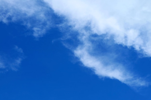 Nuages blancs sur un ciel bleu vif avec espace de copie