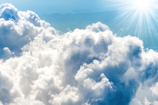 Nuages blancs sur ciel bleu avec vue aérienne ci-dessus depuis un fond de ciel bleu nature avion