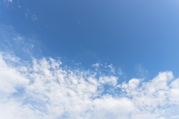 Des nuages blancs sur un ciel bleu