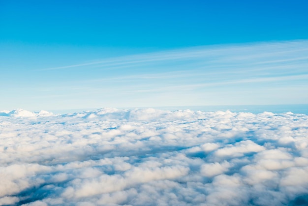 Des nuages blancs sur un ciel bleu