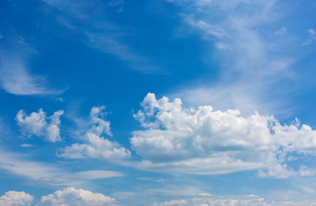 Nuages blancs sur un ciel bleu