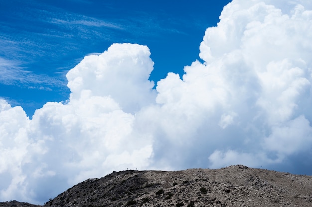 Nuages blancs sur le ciel bleu