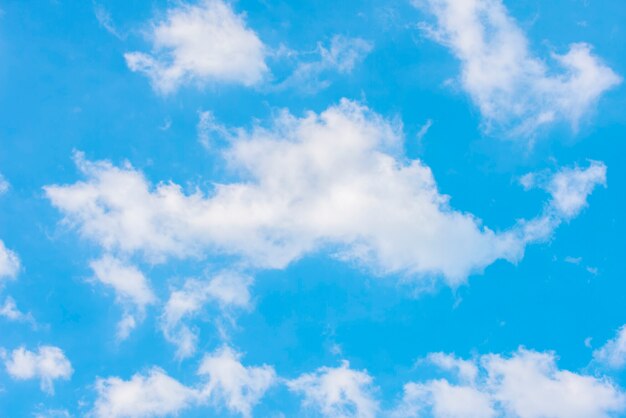 Nuages blancs et ciel bleu