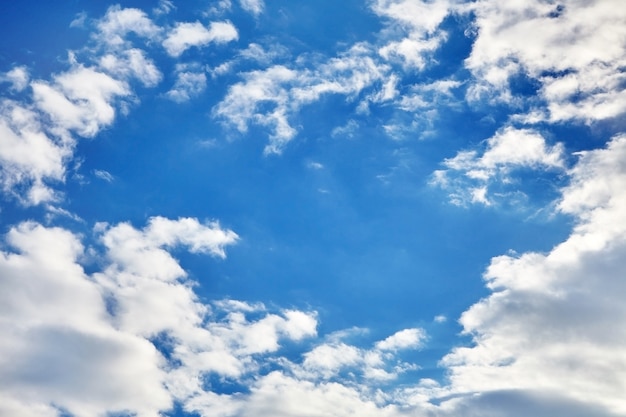 Nuages blancs sur un ciel bleu