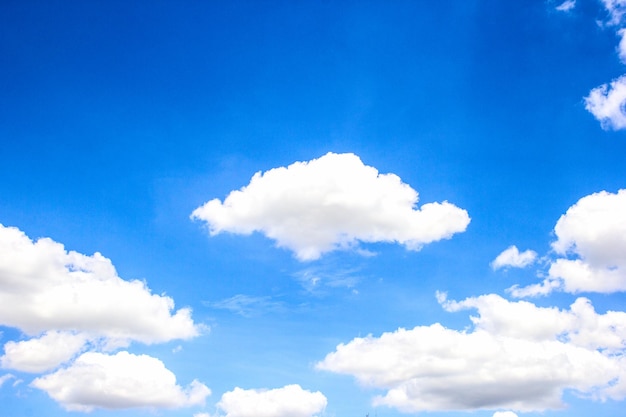 Nuages blancs et ciel bleu