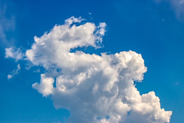 Nuages blancs sur un ciel bleu