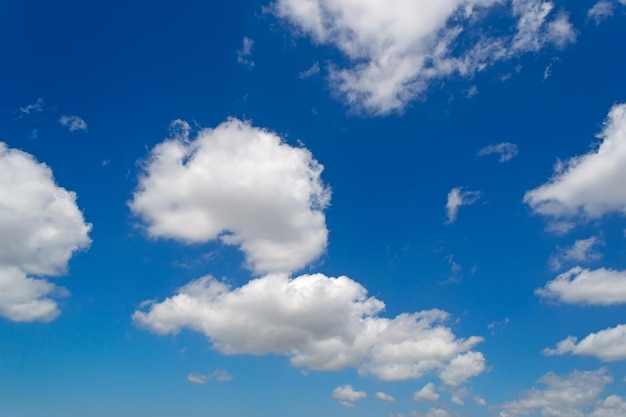 Nuages blancs et ciel bleu