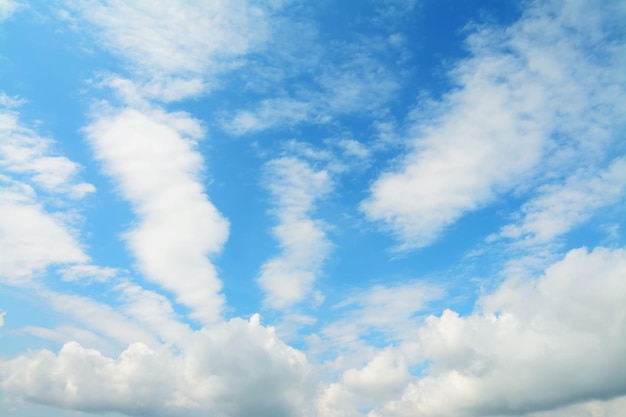 Nuages blancs et ciel bleu