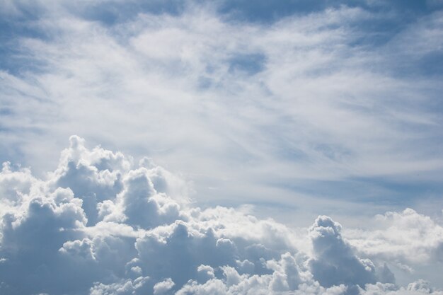 Nuages blancs avec ciel bleu